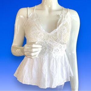 SUGAR JUSTIFY WHITE CROPPED LACE CAMI. WOMEN’S SIZE MEDIUM